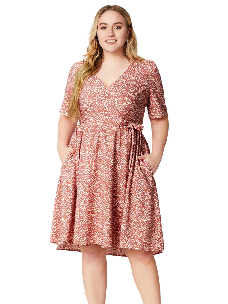 [Grande Taille] Robe Portefeuille Rose Col V à Poches et Fleurs Années '40 2