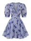 Robe bleue col V manches bouffantes taille haute et motif floral années 1950