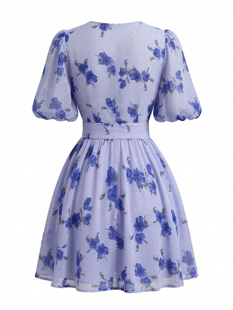 Robe bleue col V manches bouffantes taille haute et motif floral années 1950