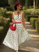 Robe blanche sans manches pois encolure carrée et jupe plissée années 50