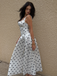 Robe blanche sans manches pois encolure carrée et jupe plissée années 50