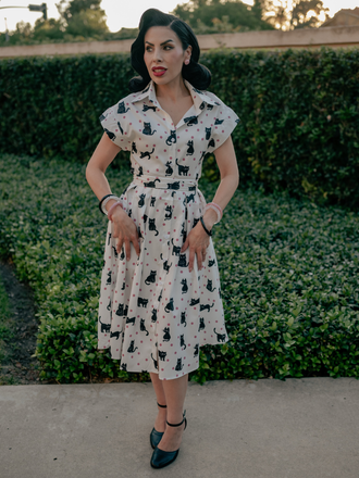 Robe chemisier cintrée motifs chats et pois années 1950