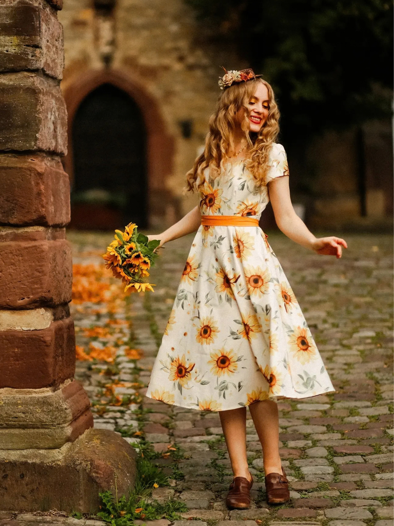 Robe orange motif tournesols et encolure cœur années 50