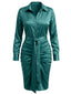 Robe-chemise verte en satin à taille froncée et nouée années 1960