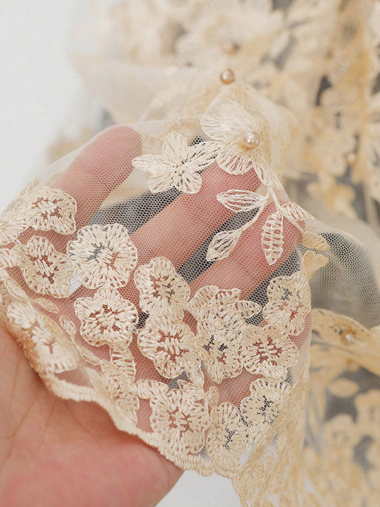 Robe Noire Col Carré & Tablier Dentelle Florale Années 1950 4
