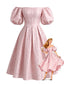 Robe rose motif jacquard épaules dénudées et manches bouffantes années 50