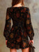 Robe fleurie en velours à col V et taille froncée années 1960 - 4