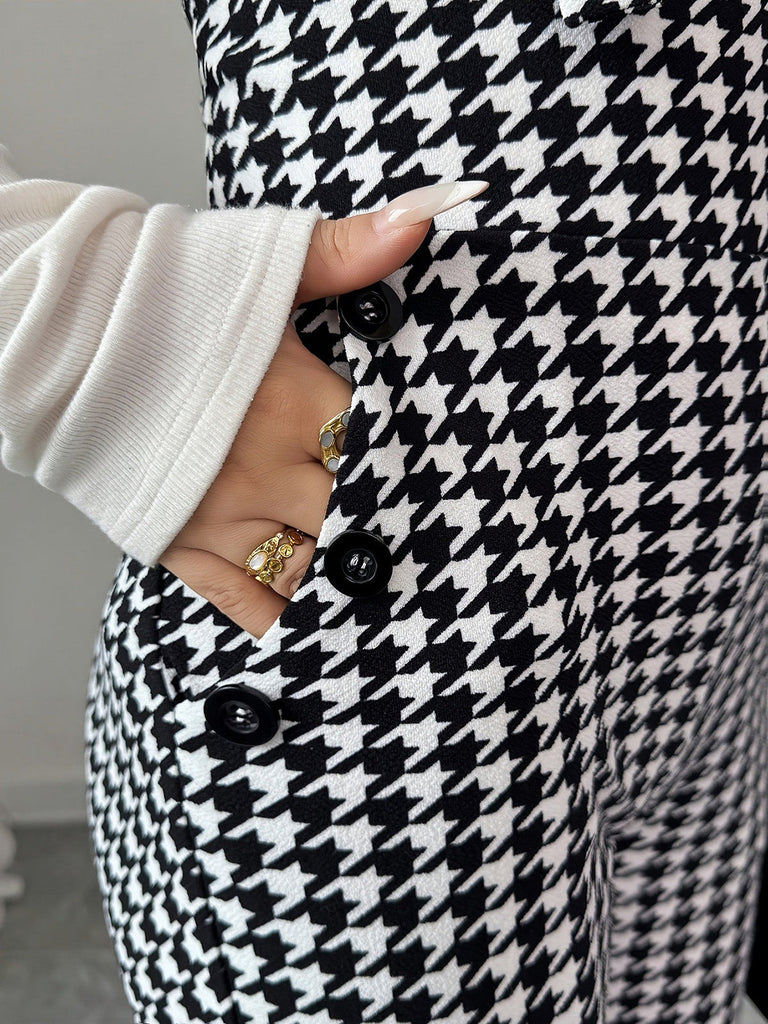 Combinaison salopette évasée noire et blanche à motif pied-de-poule années 1960