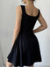 Robe courte unie à col carré années 1950