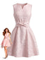 Robe Rose Jacquard Sans Manches Ceinturé Nœud en A Années 1960