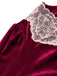 [Prévente] Robe midi lie-de-vin en velours à col en dentelle et poignets volantés années 1950