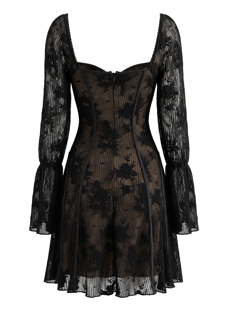 Robe courte noire à fleurs, col cœur et manches cloche années 1970