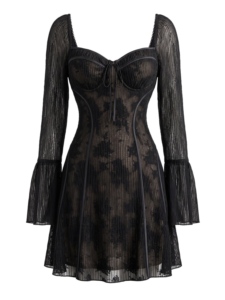 Robe courte noire à fleurs, col cœur et manches cloche années 1970