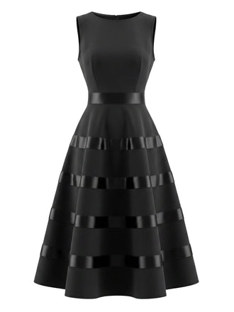 Robe noire ajustée sans manches à col rond et bordure satinée années 1950 - 2