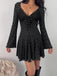 Robe courte noire à pois, dentelle côtelée, col V et manches cloche années 1960