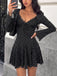 Robe courte noire à pois, dentelle côtelée, col V et manches cloche années 1960