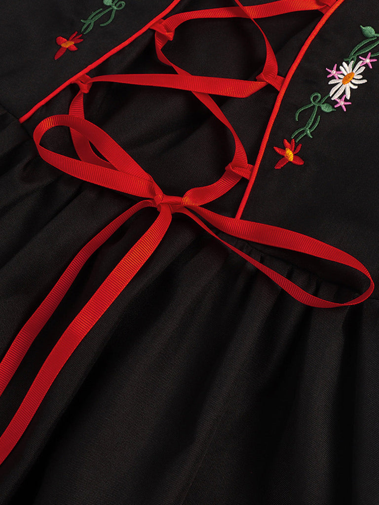 Ensemble 2 pièces rouge avec robe à broderie florale ethnique et tablier années 1950