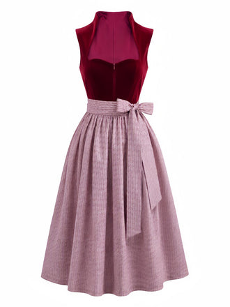 Ensemble bordeaux avec robe en velours à décolleté cœur, tablier et top blanc Années 1950