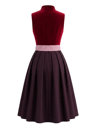 Robe bordeaux en velours à décolleté cœur avec tablier Années 1950