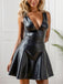 Robe évasée en cuir PU à col V et dos ajouré années 1960