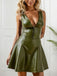 Robe évasée en cuir PU à col V et dos ajouré années 1960