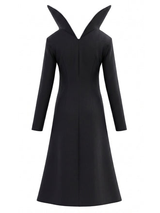 Robe midi gothique noire à col montant et manches longues années 1940