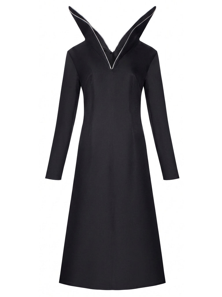 Robe midi gothique noire à col montant et manches longues années 1940