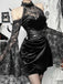 Robe mini noire en velours et dentelle à épaules dénudées et manches cloche Années 1960