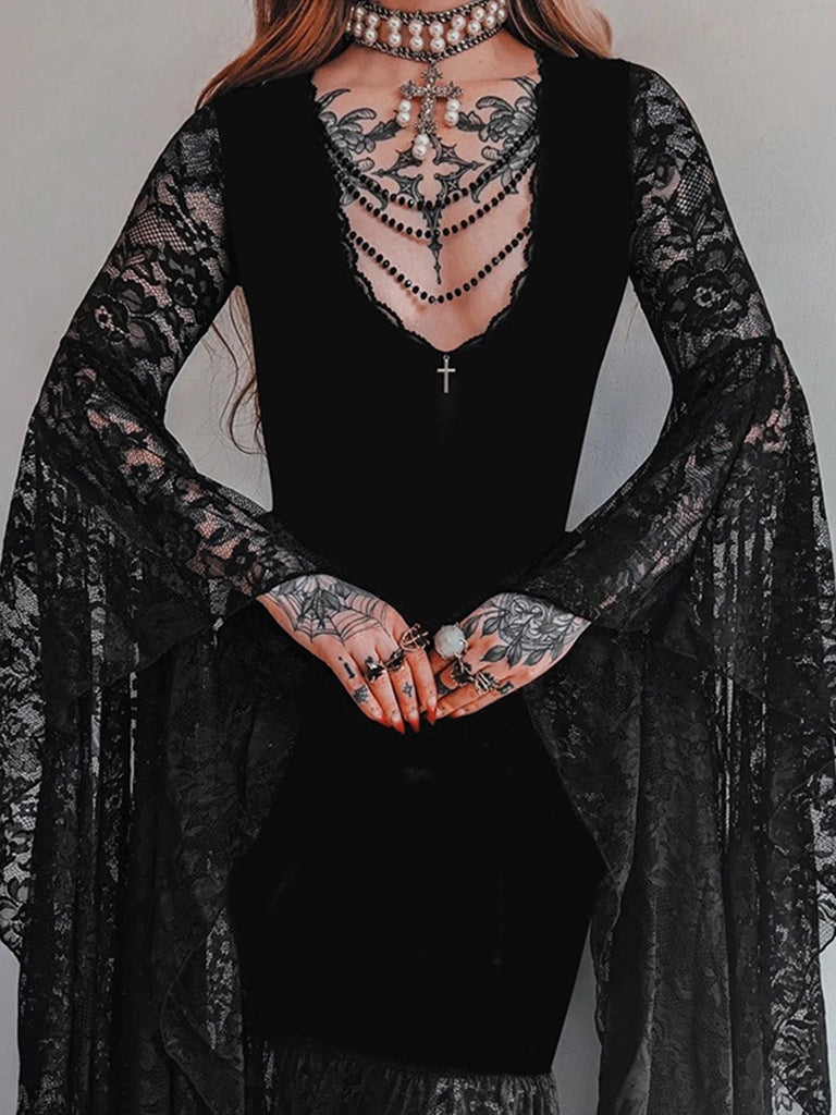 Robe gothique noire en velours à manches chauve-souris et empiècements en dentelle années 1970