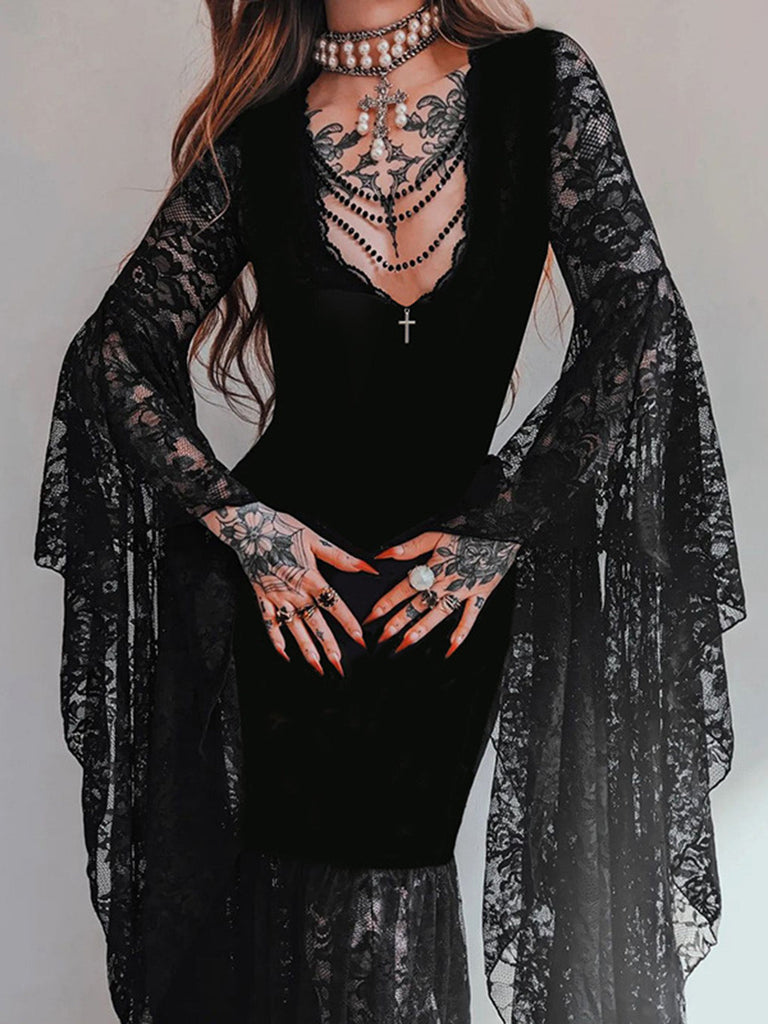Robe gothique noire en velours à manches chauve-souris et empiècements en dentelle années 1970