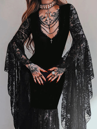 Robe gothique noire en velours à manches chauve-souris et empiècements en dentelle années 1970