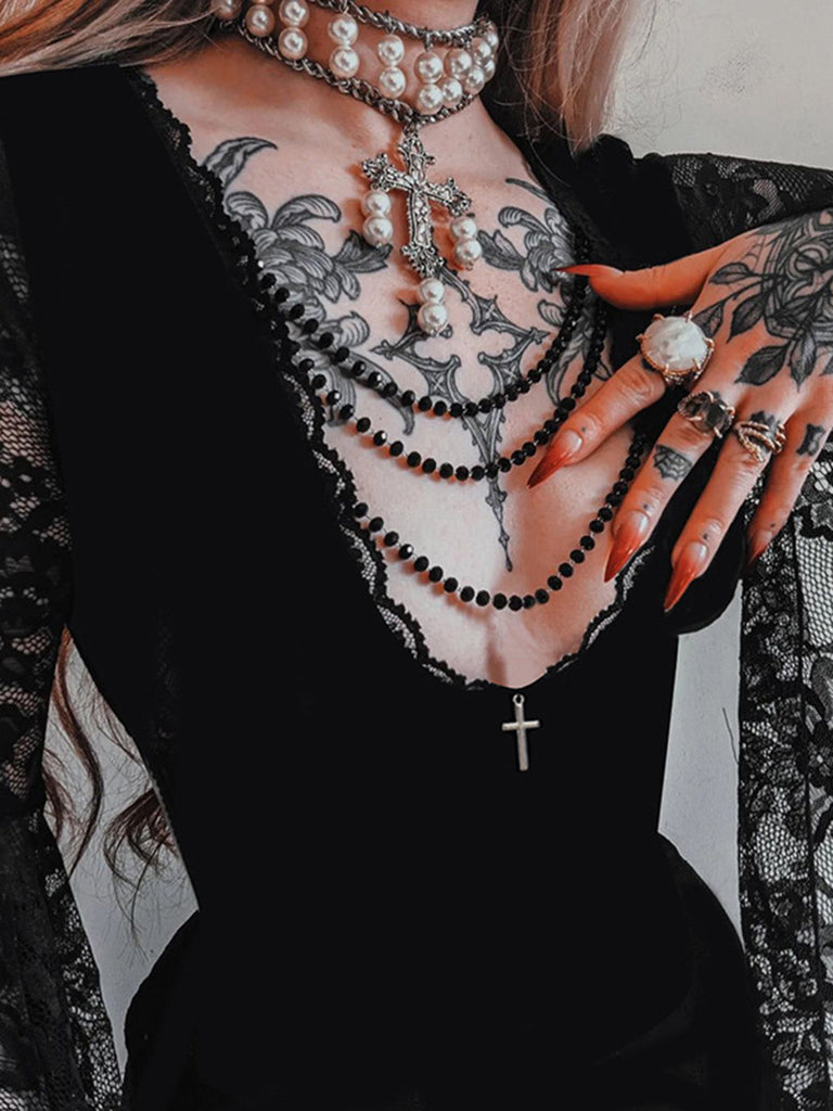 Robe gothique noire en velours à manches chauve-souris et empiècements en dentelle années 1970