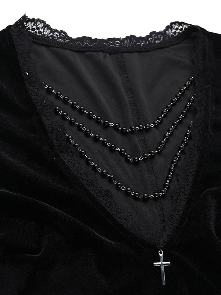 Robe gothique noire en velours à manches chauve-souris et empiècements en dentelle années 1970