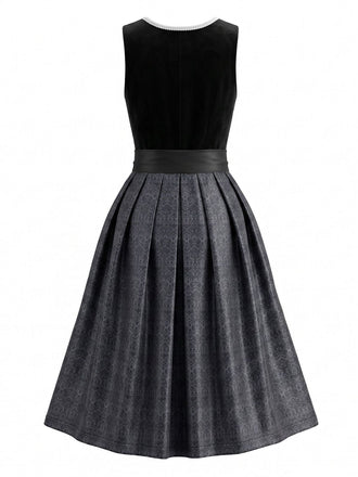 Robe noire à décolleté cœur et bordure contrastée avec tablier Années 1950