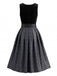 Robe noire à décolleté cœur et bordure contrastée avec tablier Années 1950