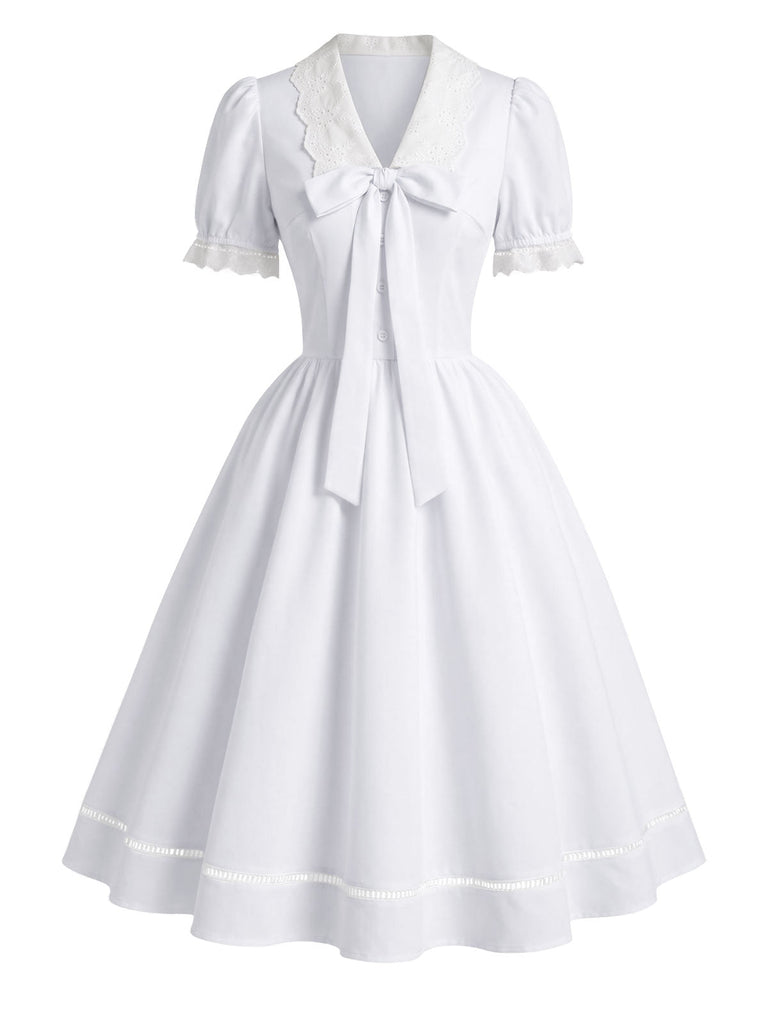 [Prévente] Robe blanche unie en dentelle à col V et nœud Années 1950 - 2