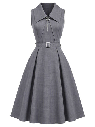 [Prévente] Robe évasée gris clair à col portefeuille et ceinture années 1950 - 2