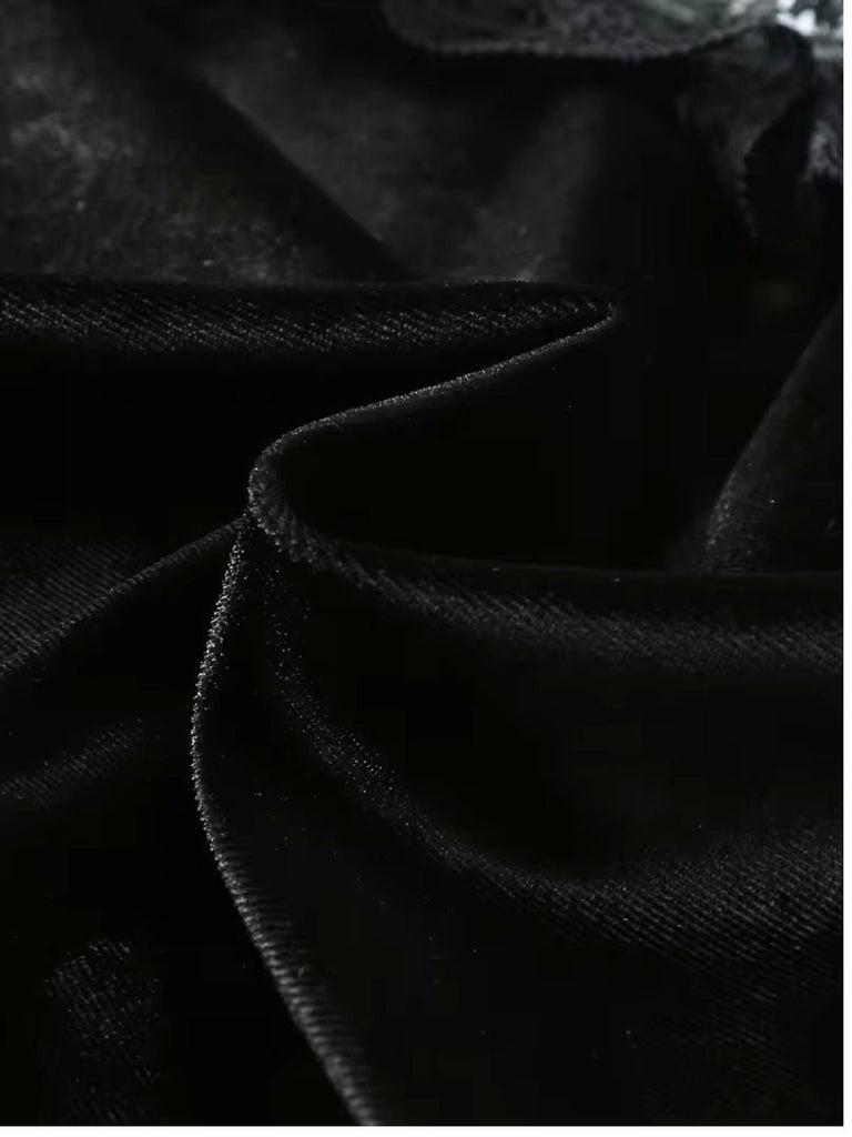 Top gothique noir en dentelle à épaules dénudées et pendentif croix années 1950