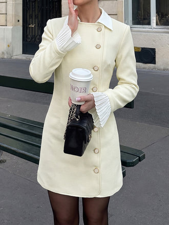 Robe courte beige ajustée à poignets plissés et boutons années 1960 - 3