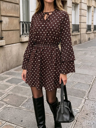 Robe courte marron à pois, col à nouer et manches cloche années 1960 - 1