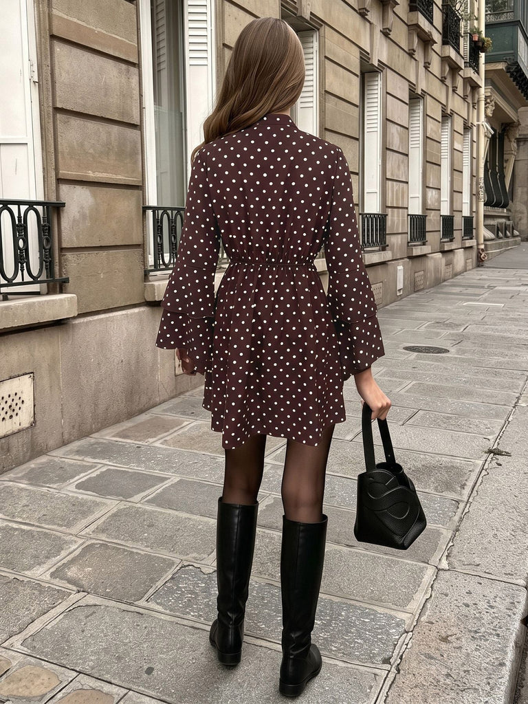 Robe courte marron à pois, col à nouer et manches cloche années 1960 - 3