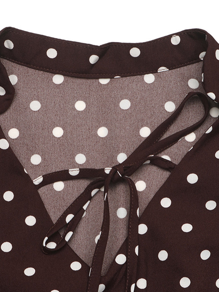 Robe courte marron à pois, col à nouer et manches cloche années 1960 - 4
