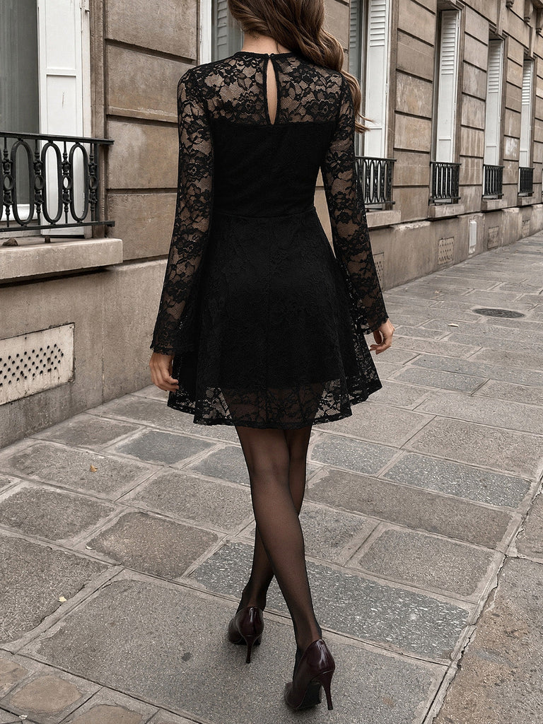 Robe courte noire en dentelle fleurie, empiècement transparent et manches longues années 1960 - 3