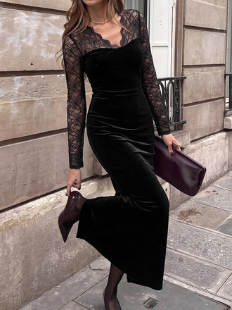 Robe fourreau noire en velours et dentelle, col V années 1930 - 1