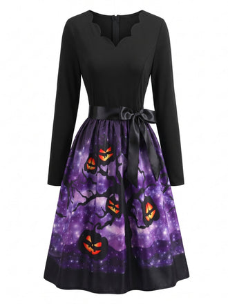 Robe violette d’Halloween à citrouilles, encolure pétale et nœud à la taille Années 1950 - 2