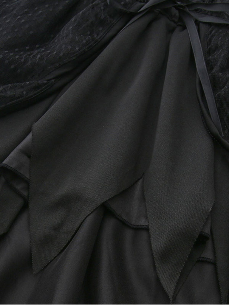 Robe de sorcière gothique noire à poignets de plumes années 1950