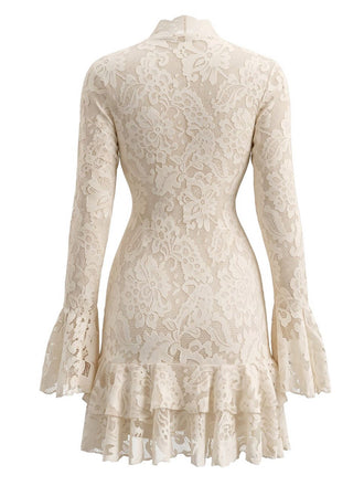 Robe moulante dentelle col V manches longues et ourlet volants années 1970