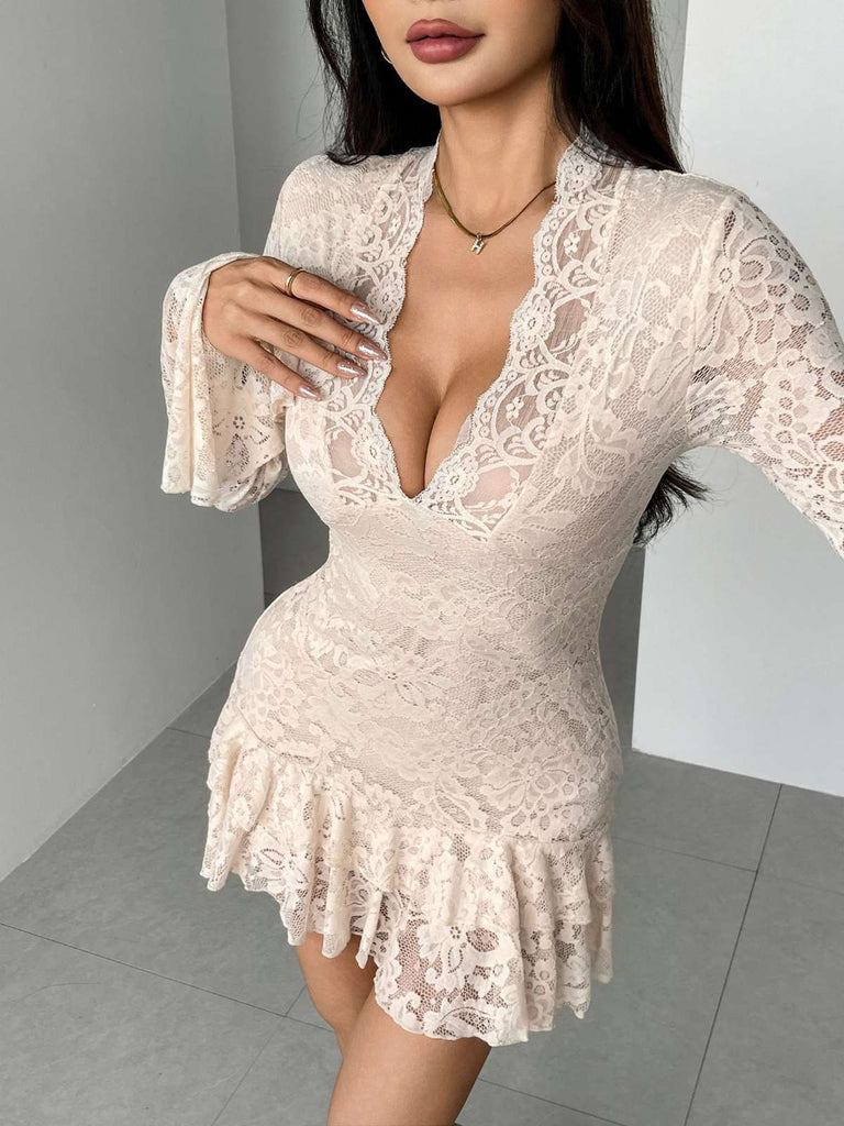 Robe moulante dentelle col V manches longues et ourlet volants années 1970