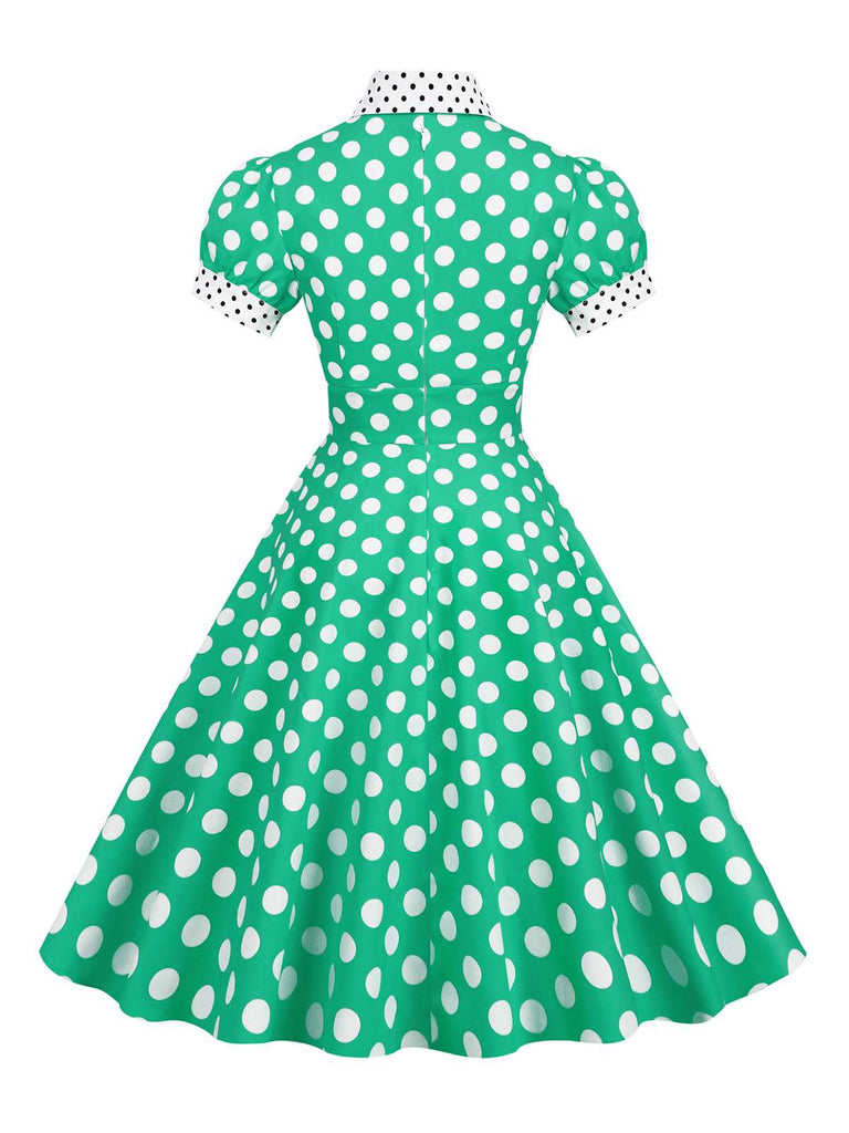 Robe trapèze à pois et col chemise des années 1950