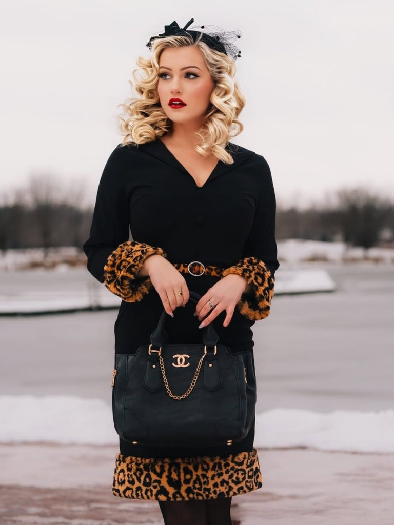 Robe crayon noire à col en V en peluche léopard des années 1960